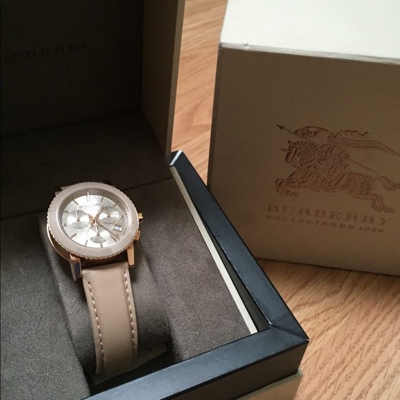 Burberry watch barely worn - Picture 3 of 3